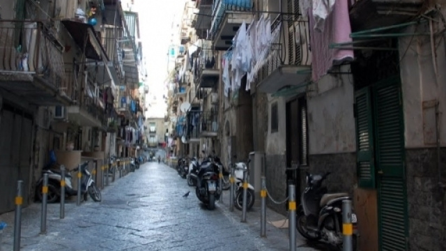 Napoli, arrestata 17enne del clan Elia: spacciava con la sorellina