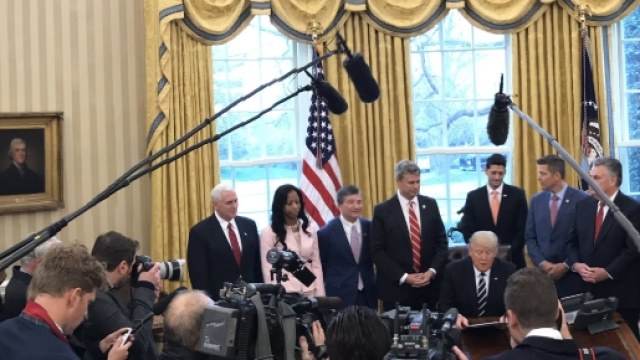 Primo mese da presidente Usa all'insegna della sovraesposizione mediatica tra insulti via Tweet e incidenti diplomatici. Foto: Twitter.