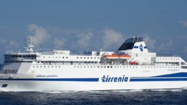 traghetto tirrenia sotto attacco dei migranti espulsi
