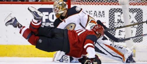 Arizona wins 3 goals to 2 over Anaheim (Blasting News library),