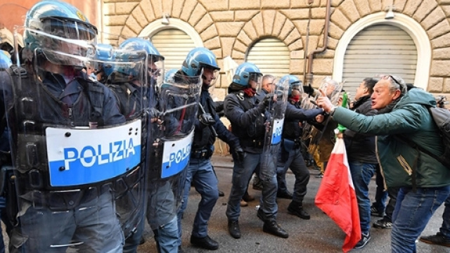 La polizia in tenuta antisommossa durante la manifestazione