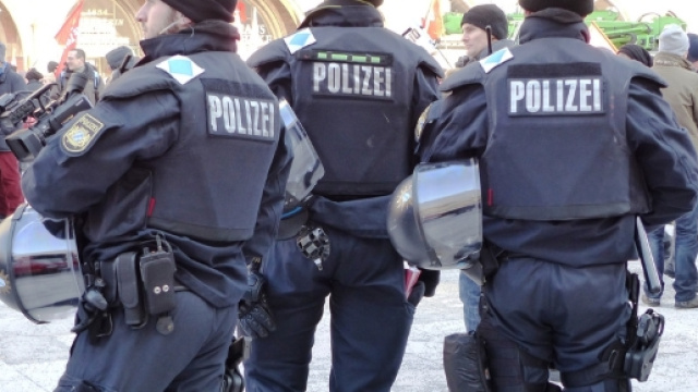 La polizia tedesca in tenuta di sicurezza