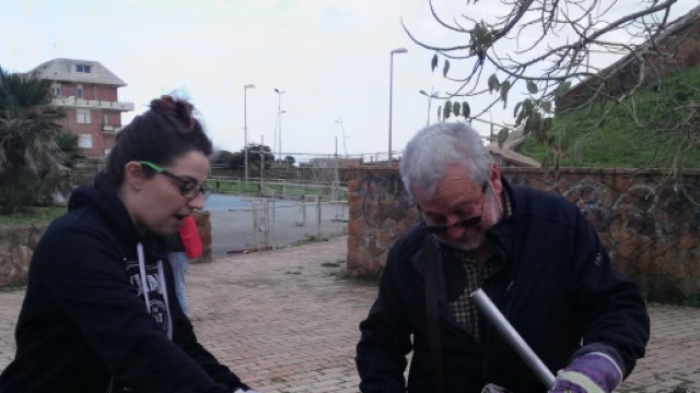 Residenti impegnati nella riqualificazione di piazza Gasparri.
