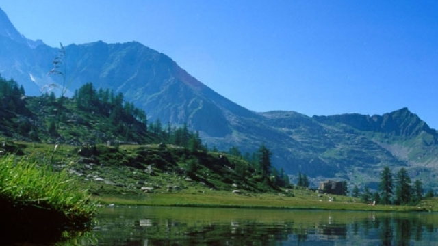 Un tipico lago di altura in primavera