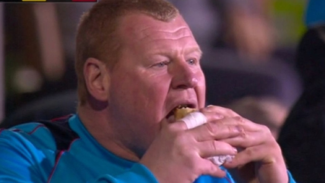 Wayne che addenta il panino (Mirror)