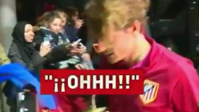 Antoine Griezmann recale une fan &agrave; Leverkusen