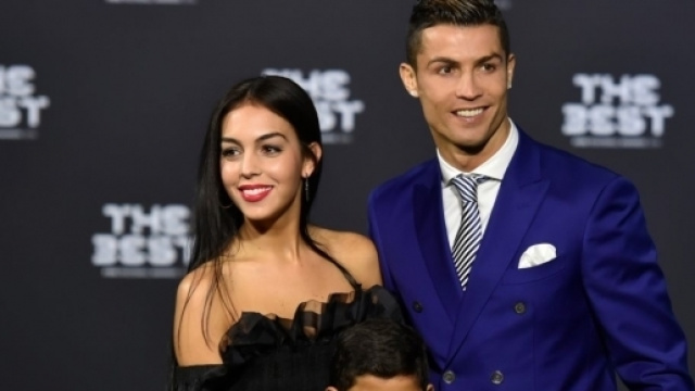 Cristiano Ronaldo surveille sa compagne&nbsp;!