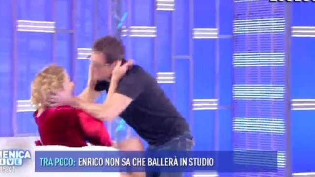 Domenica Live la D'Urso tra Sanremo e il bacio di Enrico Papi - maridacaterini.it