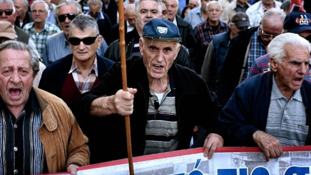 Grecia: bloccate le pensioni e l'assistenza sanitaria a chi ha debiti con il fisco