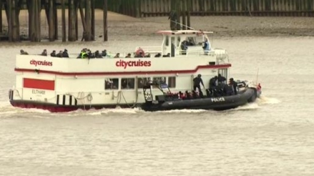 La Metropolitan Police mette in atto una simulazione di un attacco terroristico sul Tamigi