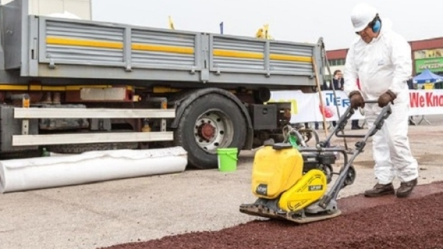 Nasce la prima strada ecosostenibile, asfalto 100% riciclato (foto -ANSA)