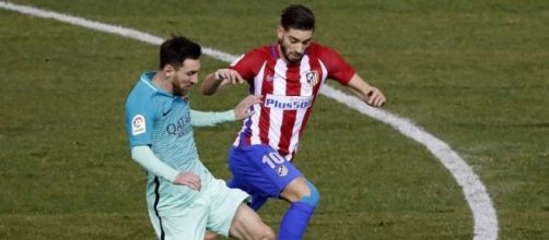 Messi y Carrasco peleando por un bal&oacute;n