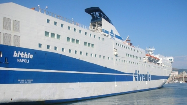 Caos nella notte su un traghetto. Presenti migranti accompagnati da decreto di espulsione.