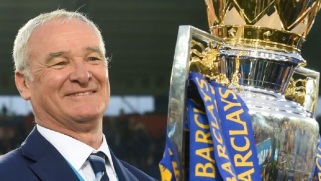 Claudio Ranieri con il trofeo in mano