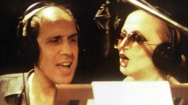 Mina e Celentano ricevono un regalo.