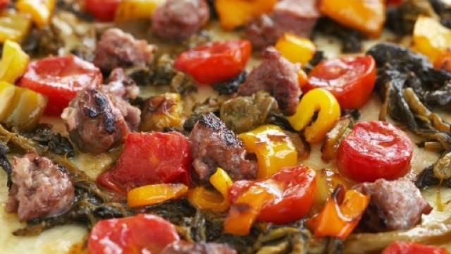 Pizza con salsiccia, friarielli e peperoni | Sale&Pepe - salepepe.it