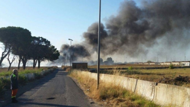 Rogo tossico presso il campo rom La Barbuta