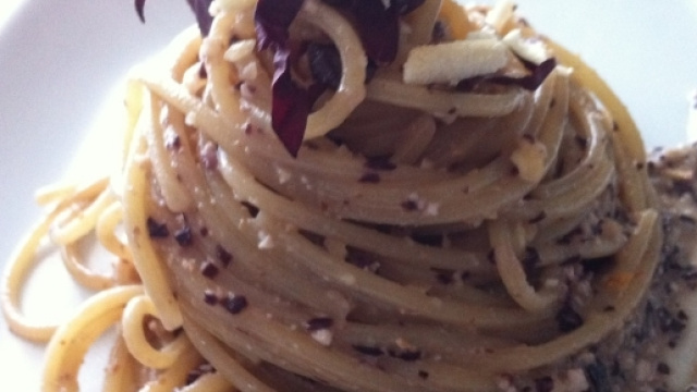 Spaghetti al Pesto di Radicchio, Noci e Ricotta Affumicata ... - virginie.it