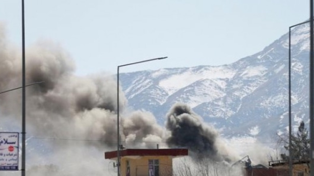 Colonne di fumo e terrore nella capitale afghana. Foto di Mohammad Ismail.
