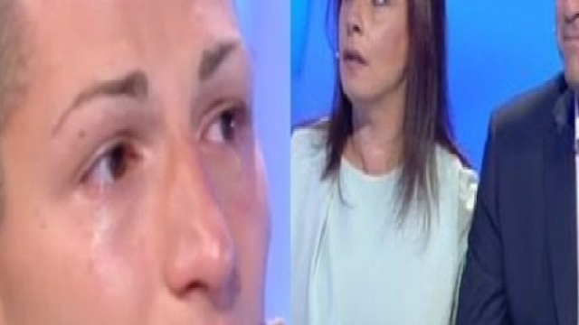 Cristian prega la madre che l'ha abbandonato nunzia c'&egrave; posta per te