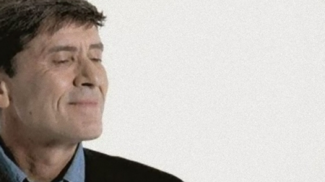 Gianni Morandi riceve un regalo.