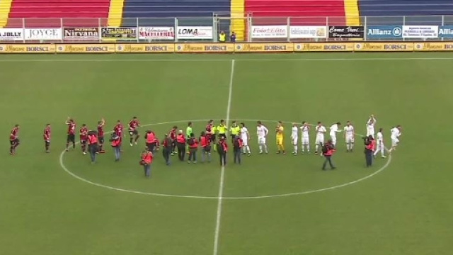 Il saluto delle squadre a centrocampo, Taranto con la classica divisa rossobl&ugrave;.