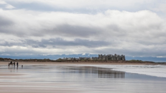 Nella Doughmore Bay, a Doonbeg, Irlanda, c'&egrave; il Trump International Golf Links Ireland. Trump vorrebbe un muro contro l'erosione. Foto: Cnn.