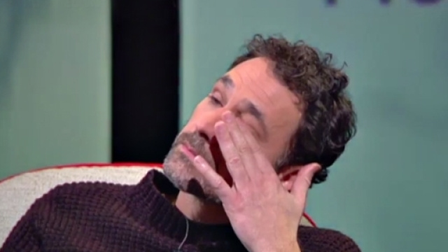 Raul Bova si commuove e piange.
