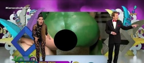 A modelo Ju Isen chocou ao mostrar o &acirc;nus ao vivo durante a transmiss&atilde;o do carnaval na Rede TV!
