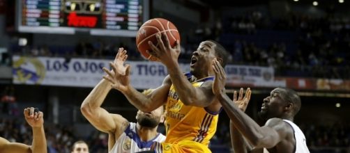 Eulis B&aacute;ez (centro) anot&oacute; 12 puntos en el partido Foto: Cortes&iacute;a cbgrancanaria.net