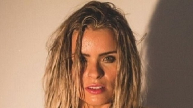 Ecco il guardalinee, modella brasiliana, che sogna la serie A del suo paese