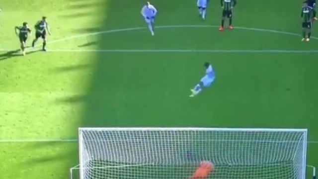 Il momento in cui Bacca tocca per la seconda volta il pallone.