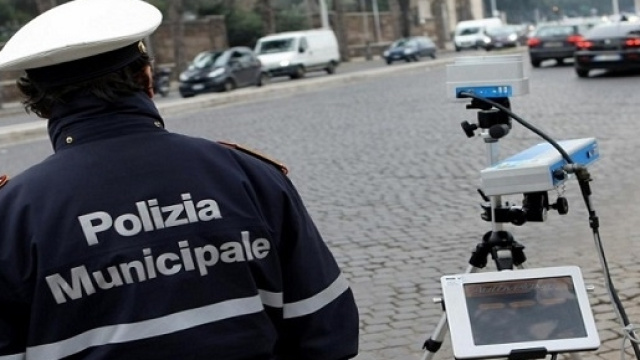 In caso di multa con autovelox non comunicare i dati del conducente e pagare la sanzione amministrativa &egrave; legittimo