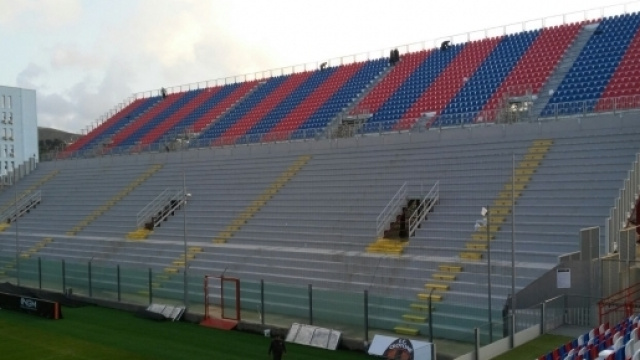 La curva Sud "Giorgio Manzulli" - Crotone.