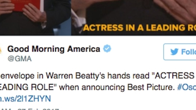 Oscar 2017, Warren Beatty ha in mano la busta sbagliata (Credits: Twitter)