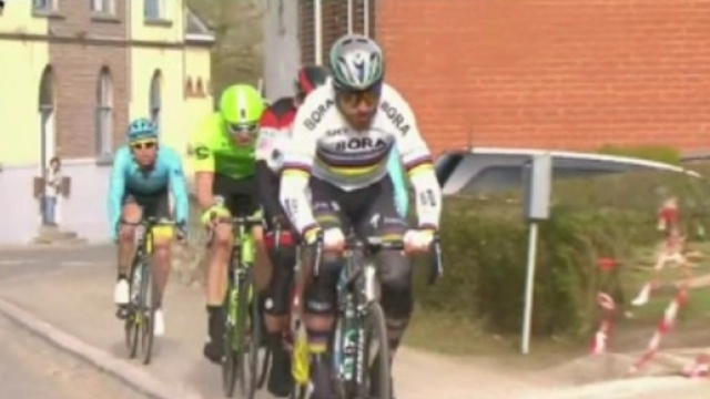 Peter Sagan sul marciapiede nel tratto incriminato