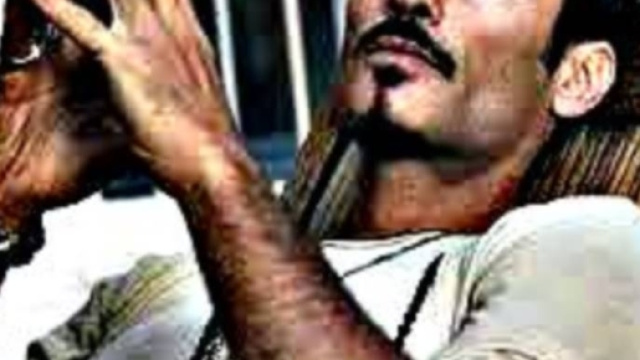 Raz Degan ruba una maschera agli altri naufraghi?