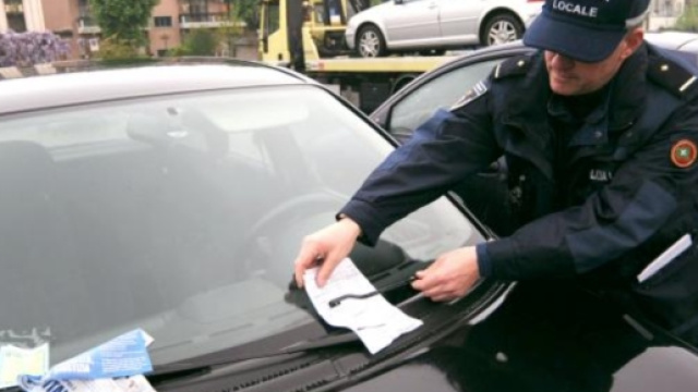 Un agente della polizia stradale effettua una multa.