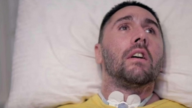 Dj Fabo, dopo un tragico incidente stradale del 2014, sceglie di morire nel 2017