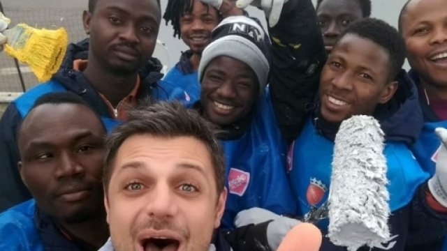 Gli immigrati del centro di accoglienza immortalati in un selfie dopo l'azione.