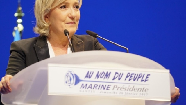 Marine Le Pen in stile Trump al recente comizio a Nantes ha attaccato la stampa per via dei suoi problemi giudiziari svelati. Foto: twitter.