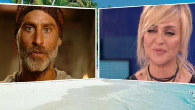 Parole affettuosi tra Raz Degan e Paola Barale nell'incontro di ieri sera all'Isola dei Famosi.