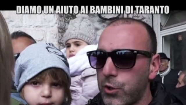 Un'immagine del servizio di ieri con gli abitanti dei Tamuri (fonte www.mediaset.it).