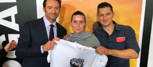 Hugh Jackman (left) with fans Miko Balambao (center) and Clayton Spencer. / Photo from 'The Hollywood Reporter' - hollywoodreporter.com