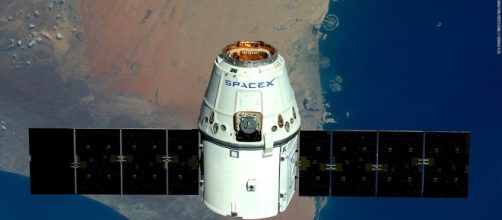 SpaceX gears up to send civilian astronauts aroudn the moon. / Photo from 'Popurls' - popurls.com