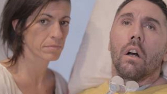 Dj Fabo con la fidanzata Valeria che gli &egrave; stata accanto fino all'ultimo istante. Foto: youtube.