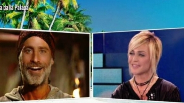 #Isola: #RazDegan riceve in collegamento la sua ex-fidanzata, #PaolaBarale. #BlastingNews