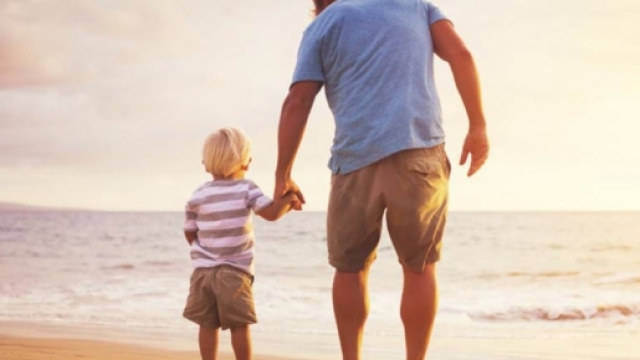 paternit&agrave; - illibraio.it uomo e bimbo in spiaggia