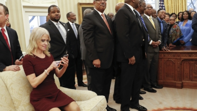 Questa e altre foto della consigliera di Trump in posa informale potrebbero valerle un'azione disciplinare. Foto; Buzzfeed.com