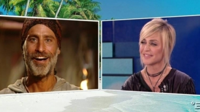 Raz Degan sorride nel vedere Paola Barale